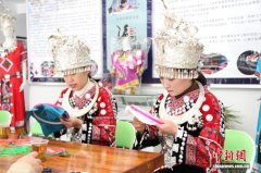 大巴山深处的“美丽工坊”：苗绣织新生 残缺亦有光
