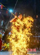 （新春走基层）福建莆田乡村摆棕轿跳火闹元宵